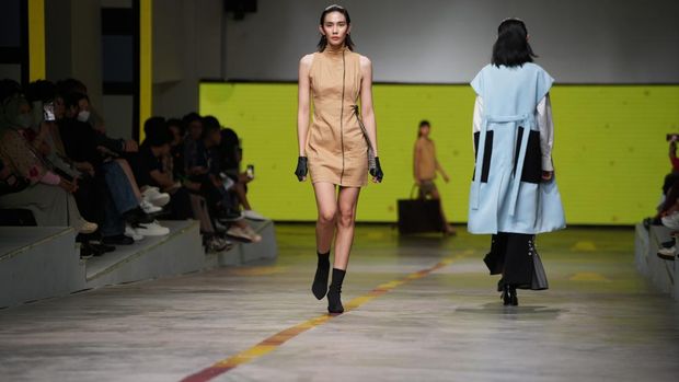 Para siswa Lembaga Pengajaran Tata Busana (LPTB) Susan Budihardjo memamerkan karya tugas akhir mereka dalam gelaran Jakarta Food & Fashion Festival (JF3 pada Sabtu (22/7). Karya busana ini diberi tajuk '(Alpha) Adaptation'