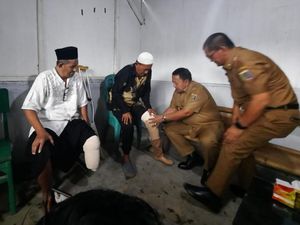 Gubernur Lampung Beri Bantuan Kaki Palsu untuk 2 Penyandang Disabilitas Gubernur Lampung Beri Bantuan Kaki Palsu untuk 2 Penyandang Disabilitas