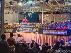 Saat Bu Kades Sultan Majalengka Bikin Pesta Rakyat Rayakan Anak Lulus S2