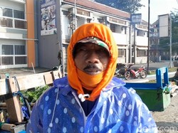 Asa Holidin Beralih Profesi Jadi Nelayan Demi Biayai Anak Kembarnya Kuliah