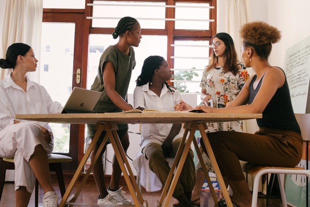 Ilustrasi Taurus bersama rekan kerjanya/Foto: pexels.com/rethaferguson Minggu ini akan ada banyak orang yang memberimu kritikan, dengarkan komentar mereka dan perbaiki sistem kerjamu/Foto: pexels.com/rethaferguson