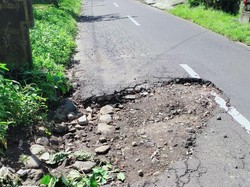 Tolong Ada Jalan Rusak di Banjarangkan, Pelek Motor Warga Sampai Bengkok