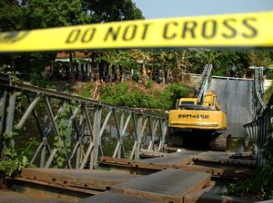Jembatan Darurat di Tegal Ambruk Gegara Dilewati Alat Berat Jembatan Darurat di Tegal Ambruk Gegara Dilewati Alat Berat