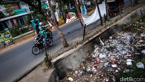 Jorok! Sampah Hiasi Selokan Depan Kelurahan Pondok Aren Tangsel