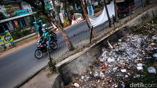 Jorok! Sampah Hiasi Selokan Depan Kelurahan Pondok Aren Tangsel