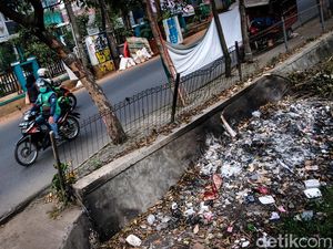 Jorok! Sampah Hiasi Selokan Depan Kelurahan Pondok Aren Tangsel