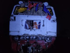 KA Gajayana Hantam Truk Gandeng Muat Ampas Tebu di Kertosono