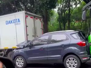 Kecelakaan Beruntun 6 Kendaraan Terjadi di Jalan Mabes Hankam TMII