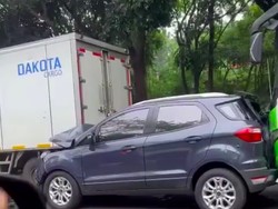 Kecelakaan Beruntun 6 Kendaraan Terjadi di Jalan Mabes Hankam TMII