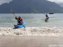 Keseruan Balap Perahu Dayung di Pantai Mutiara Trenggalek