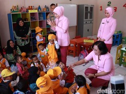 Cerianya Siswa TK Kemala Bhayangkari Bermain Bersama Ibu Kapolda Jatim