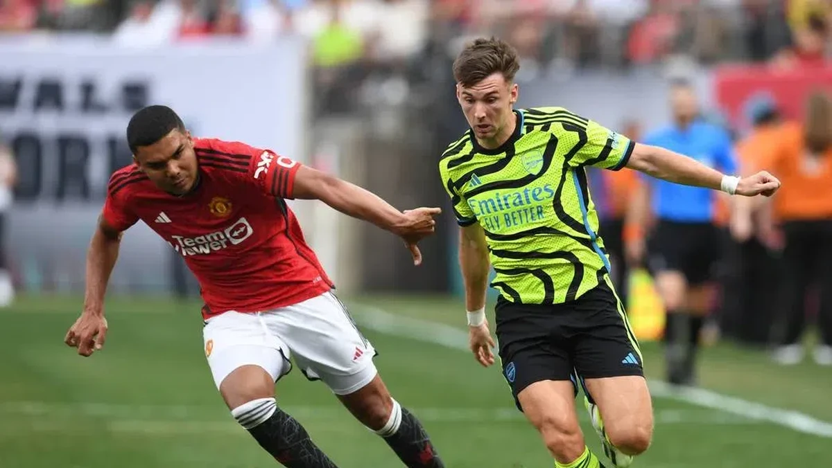 Kieran Tierney (kanan) belajar banyak dari Oleksandr Zinchenko (Arsenal.com)