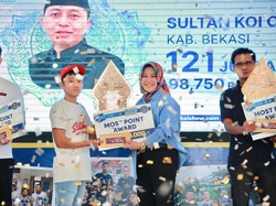 Bupati Klaten Serahkan Trofi Pemenang Kontes Koi Show 2023