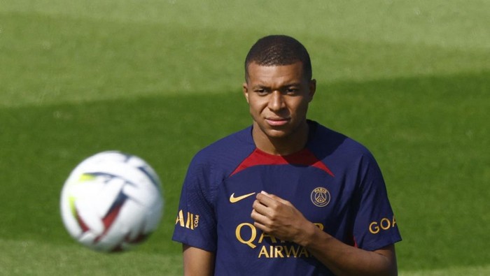 Soccer Football - Paris St Germain Training - Paris-Saint-Germain Training Centre, Poissy, France - July 20, 2023 Paris St Germains Kylian Mbappe during training REUTERS/Gonzalo Fuentes
