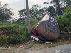 Truk Tangki Air Tabrak Mobil-3 Motor di Turunan Semarang, 1 Orang Tewas