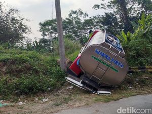 Truk Seruduk Mobil-3 Motor di Turunan Jatibarang Semarang 1 Orang Tewas Truk Seruduk Mobil-3 Motor di Turunan Jatibarang Semarang 1 Orang Tewas