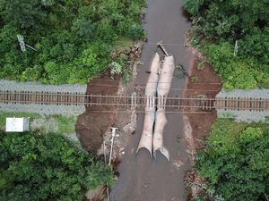 Longsor Bikin Jalur Kereta-Jalan Raya di Kanada Putus
