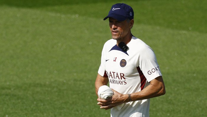 Soccer Football - Paris St Germain Training - Paris-Saint-Germain Training Centre, Poissy, France - July 20, 2023 Paris St Germain coach Luis Enrique during training REUTERS/Gonzalo Fuentes