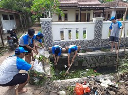 Mahasiswa KKN UBP Karawang Bersih-bersih Selokan di Desa Srijaya