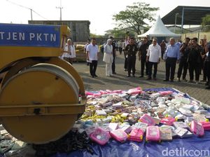 Mendag Musnahkan Produk Impor Ilegal Senilai Rp 12 Miliar Mendag Musnahkan Produk Impor Ilegal Senilai Rp 12 Miliar