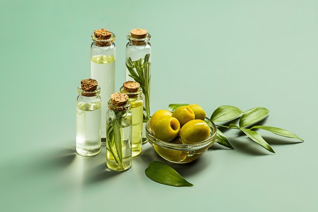 Minyak zaitun mengandung polifenol yang baik untuk kesehatan tubuh dan membantu melawan kerusakan sel dalam tubuh