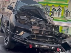 Fortuner Tabrak Truk hingga Terputar di Tol Makassar, Pengemudi Wanita Luka