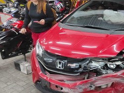 Waduh! Mobil Patroli Dibajak Wanita, Tabrak Jazz dan Rush