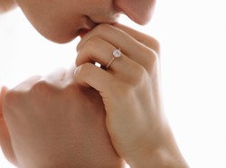 7 Model Cincin Tunangan Terbaru 2023 yang Tren dan Mewah