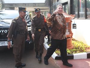 Momen Airlangga Hartarto Tiba di Kejagung Untuk Diperiksa