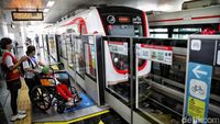 Momen Anak-anak Pengidap Kanker Naik LRT Jakarta