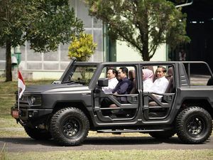 Momen Jokowi Jajal Maung: Disopiri Prabowo, Ditemani Erick