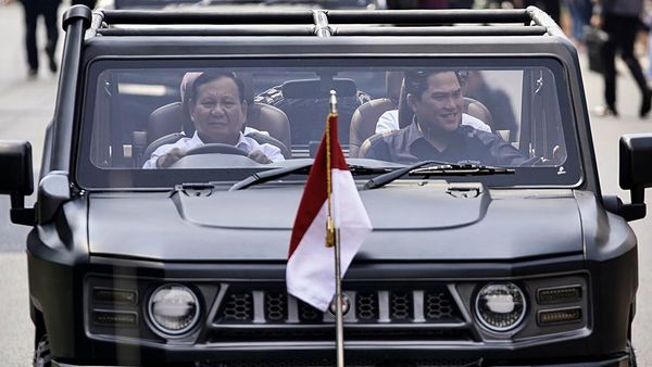 Momen Jokowi Naik Maung Dikawal Prabowo & Erick Thohir