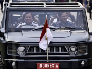 Momen Jokowi Naik Maung Dikawal Prabowo & Erick Thohir Momen Jokowi Naik Maung Dikawal Prabowo & Erick Thohir