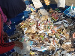 Merananya Nelayan Malah Panen Sampah di Pantai Pangandaran
