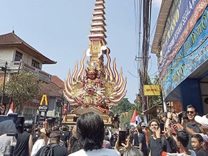 Turis di Ubud Antusias Saksikan Palebon Mantan Bupati Gianyar