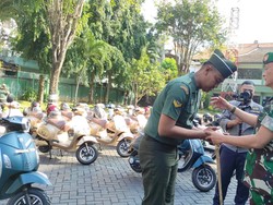 Pangdam Udayana Bagi-bagi 50 Motor Listrik ke Prajurit-PNS Jelang Dimutasi