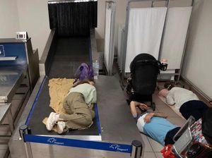 Duh! Para Turis Tidur di Lantai Bandara Yunani Gegara Kebakaran Hutan