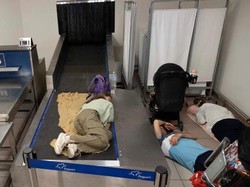 Duh! Para Turis Tidur di Lantai Bandara Yunani Gegara Kebakaran Hutan