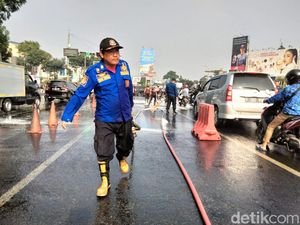 Pemotor Tergelincir gegara Tumpahan Oli di Soekarno-Hatta Bandung Pemotor Tergelincir gegara Tumpahan Oli di Soekarno-Hatta Bandung