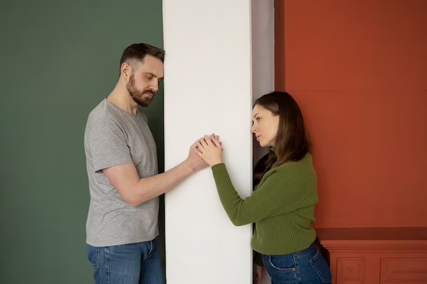 Terlanjur bergantung pada pasangan membuat seseorang sulit lepas dari abusive relationship