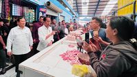 Potret Jokowi Ajak Prabowo dan Erick Blusukan Bareng ke Pasar Bululawang