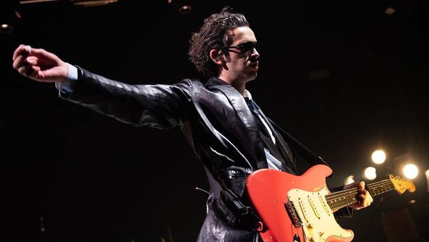 Potret Matty Healy Vokalis The 1975, Cium Pria hingga Injak Bendera Korea