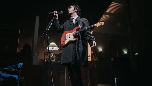 Potret Matty Healy Vokalis The 1975, Cium Pria hingga Injak Bendera Korea