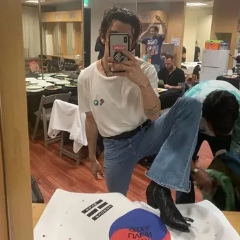 Potret Matty Healy Vokalis The 1975, Cium Pria hingga Injak Bendera Korea