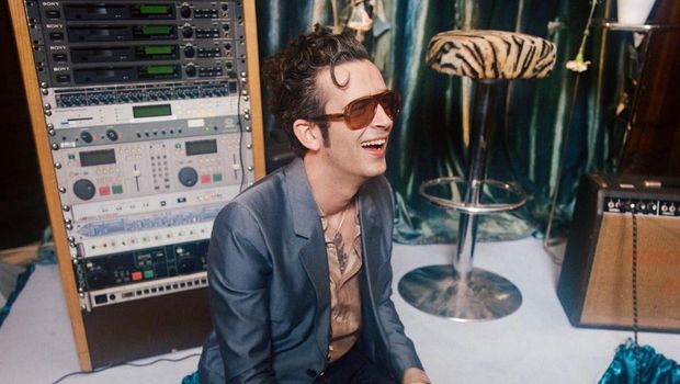 Potret Matty Healy Vokalis The 1975, Cium Pria hingga Injak Bendera Korea