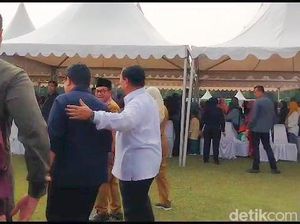 Prabowo Tersenyum Lalu Rangkul Erick Thohir Usai Ditanya soal Cawapres Prabowo Tersenyum Lalu Rangkul Erick Thohir Usai Ditanya soal Cawapres