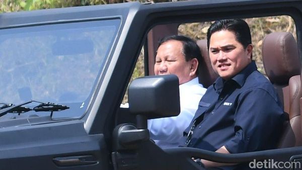 Momen Prabowo Bersama Jokowi dan Erick Thohir di Pindad Malang