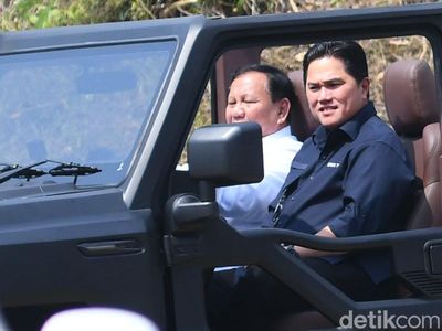 Momen Prabowo Bersama Jokowi dan Erick Thohir di Pindad Malang
