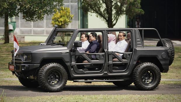 Presiden Joko Widodo (kanan) bersama Ibu Negara Iriana Joko Widodo (kedua kanan) didampingi Menteri Pertahanan Prabowo Subianto (kiri) dan Menteri BUMN Erick Thohir mencoba kendaraan taktis Maung 4x4 di kompleks PT Pindad (Persero), Malang, Jawa Timur, Senin (24/7/2023). Presiden Jokowi berkunjung ke PT Pindad (Persero) untuk meninjau produksi alat utama sistem senjata (alutsista) sekaligus membahas besarnya potensi ekspornya. ANTARA FOTO/Dhemas Reviyanto/sgd/Spt.