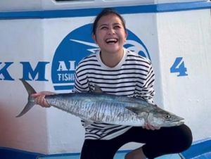 Keren! Prilly Latuconsina Dapat Ikan Tenggiri Besar Saat Mancing di Laut